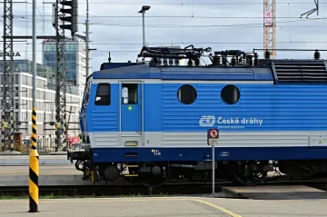 Srážka vlaku s člověkem na Pardubicku zastavila provoz na koridoru