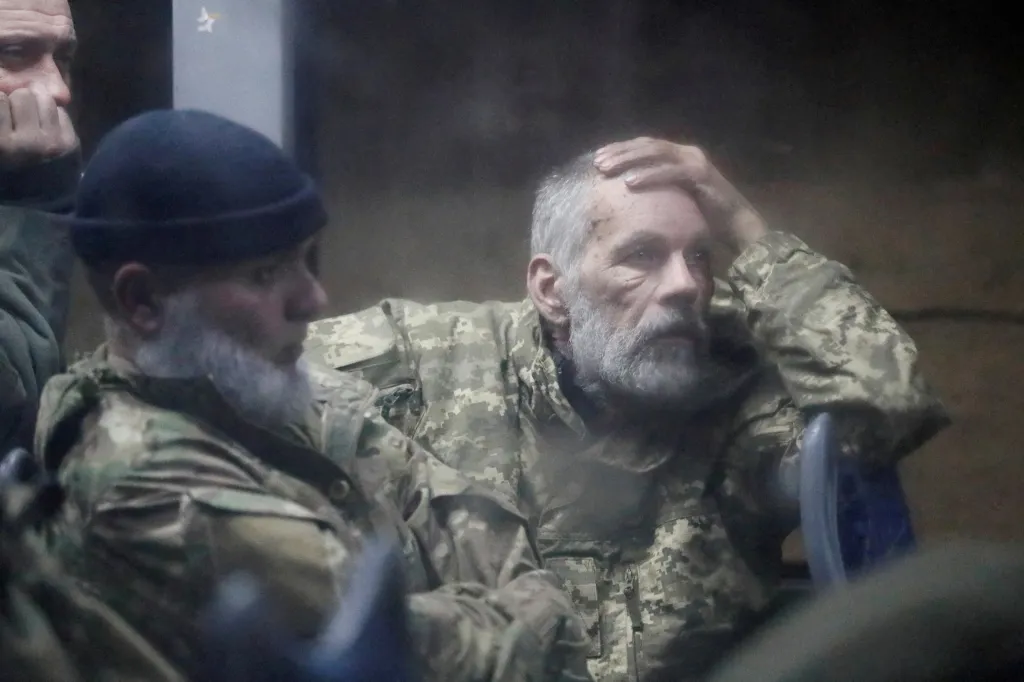 20. května 2022, ukrajinští zajatci z dobytého mariupolského Azovstalu přijíždějí do Olenivky v okupované části Doněcké oblasti, mnozí z nich tam o dva měsíce později padnou za oběť masivnímu výbuchu
