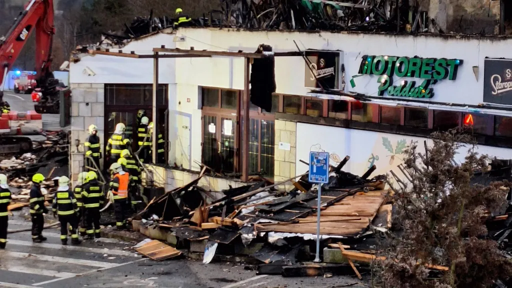 Opuštěný motorest u dálnice D1 po požáru