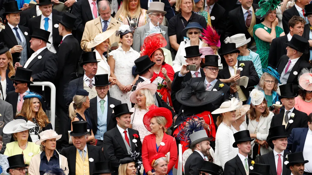 Pravidla oblékání vytvářeli sami pořadatelé dostihů v Ascotu u Windsoru, radili se ale s personálem královny Alžběty II.