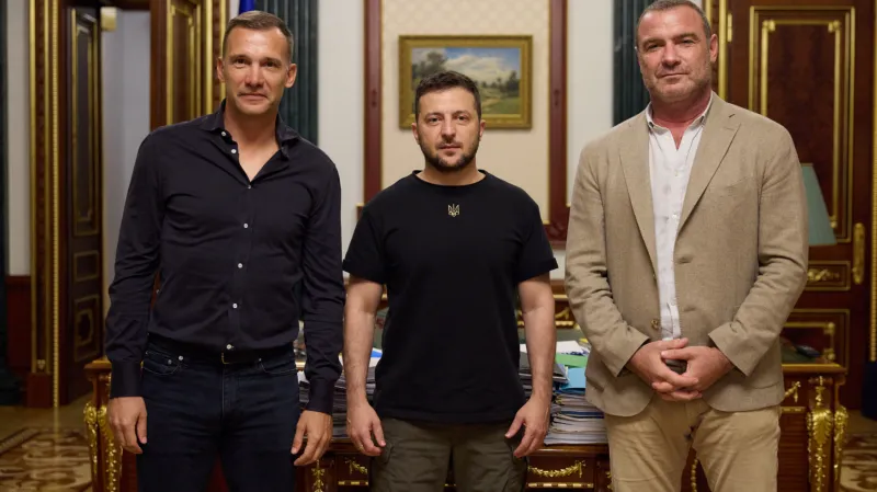 Fotbalista Andrij Ševčenko, ukrajinský prezident Volodymyr Zelenskyj a hollywoodský herec Liev Schreiber