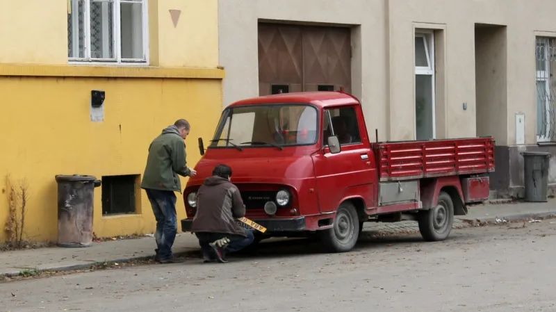 Natáčení filmu Osmy - výměna moderní SPZ na poslední chvíli