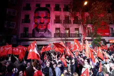 Španělské volby vyhráli vládní socialisté, zřejmě je ale čekají složitá koaliční jednání