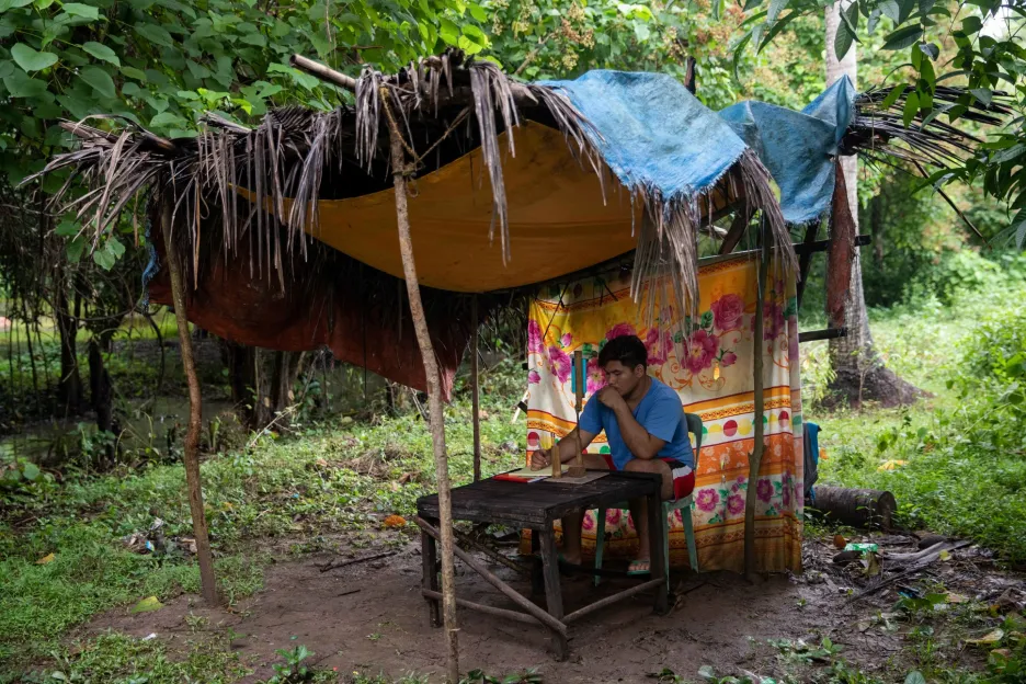 Osmnáctiletý Mark Joseph Andal neustále hledá signál ve filipínských pralesích. Během uzavření tříd v zemi se potřeboval spojit se svou školou, v oblasti Mabalanoy, kde žije, je ale signál nestabilní a místo pro spojení se neustále mění dle počasí. Student školu potřebuje z existenčních důvodů dokončit; na školné mu půjčili rodiče, kteří se kvůli tomu ale zadlužili