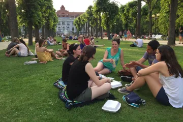 Snídaně z okénka, oběd na tácku. Batůžkáři počítají každou korunu