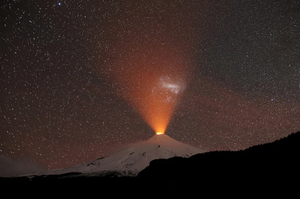 Noční pohled na vulkán Villarrica u města Pucon v Chile