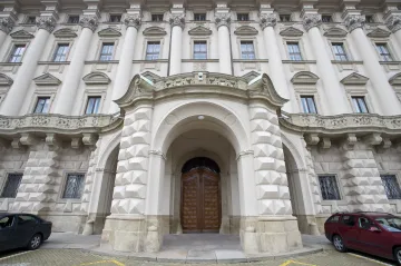 Šéfredaktoři vyzvali Macinkův resort, aby pouštěl na brífinky všechna média