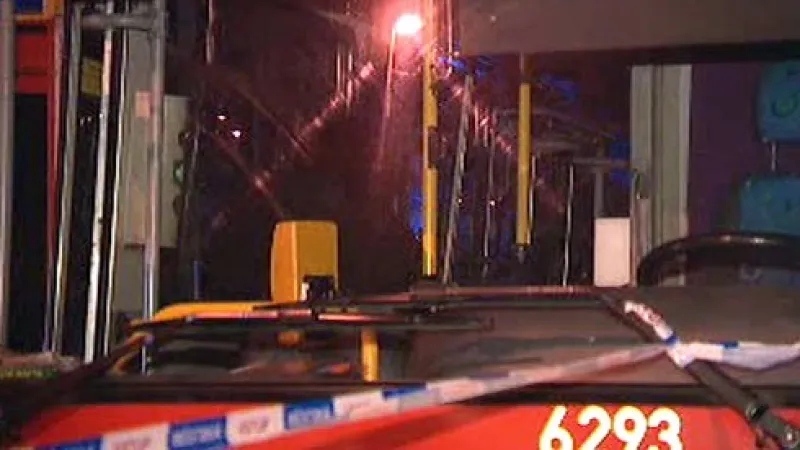 Na zastávce autobusu linky 198 došlo k potyčce mezi řidičem autobusu a opilým cestujícím. Řidič pak zemřel.