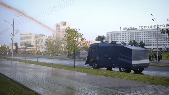 Běloruská policie použila proti demonstrantům vodní děla