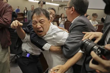 Řev a pěsti. Hongkongští poslanci se prali kvůli vydávání do Číny, jeden skončil v nemocnici