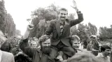 Lech Walesa s příznivci Solidarity při založení svazu během listopadu 1980