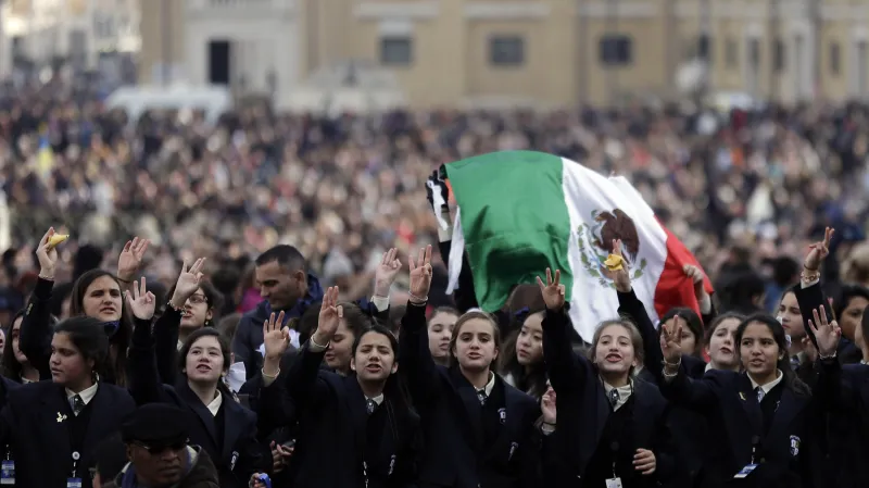 Lidé přihlížejí papežovu poselství Urbi et Orbi