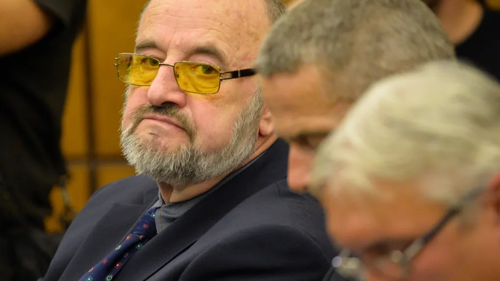 Obžalovaný znalec Rudolf Doucha (vlevo)