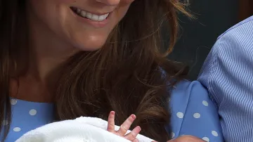 Kate a William ukazují syna veřejnosti
