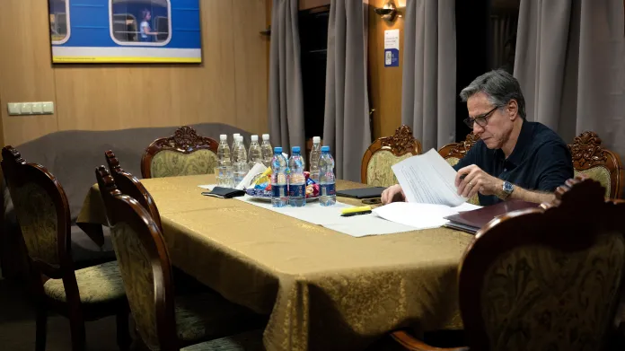 Ministr zahraničí USA Antony Blinken pracuje během cesty vlakem do Kyjeva