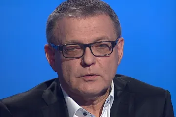 Hygienici situaci sami nezvládnou, místo nich ať vydávají opatření krajské štáby, žádá Zaorálek