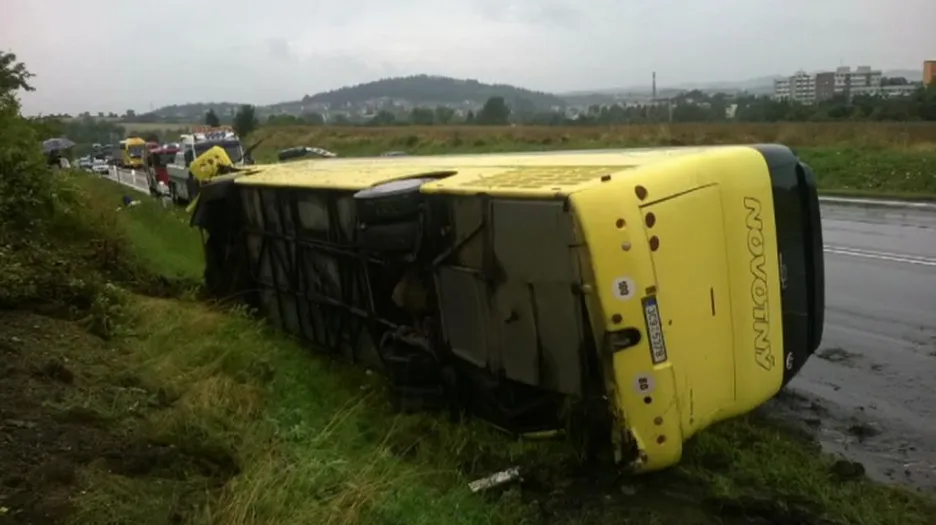 U Písku havaroval autobus se 48 dětmi