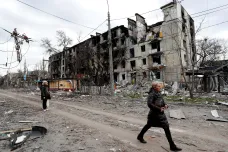 Ruská propaganda líčí zničení Mariupolu jako jeho osvobození a obránce označuje za fanatiky