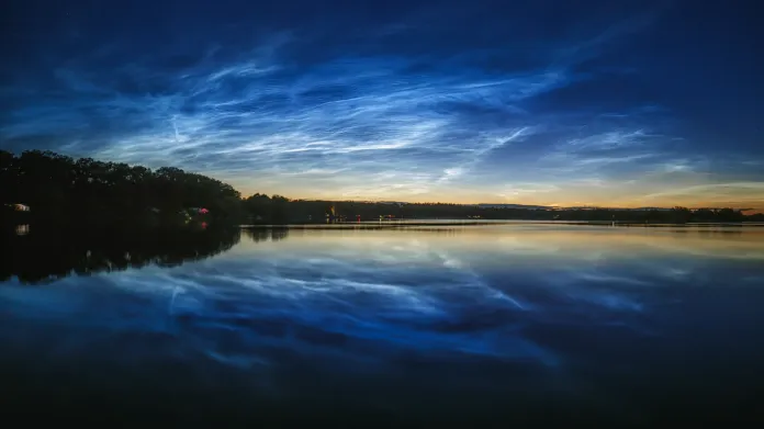 Noční svítící oblaky nad hladinou rybníku Hrádek z 5. července 2020.