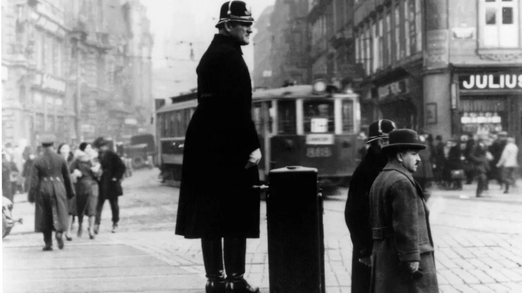 Dopravní strážník na Václavském náměstí (1932)