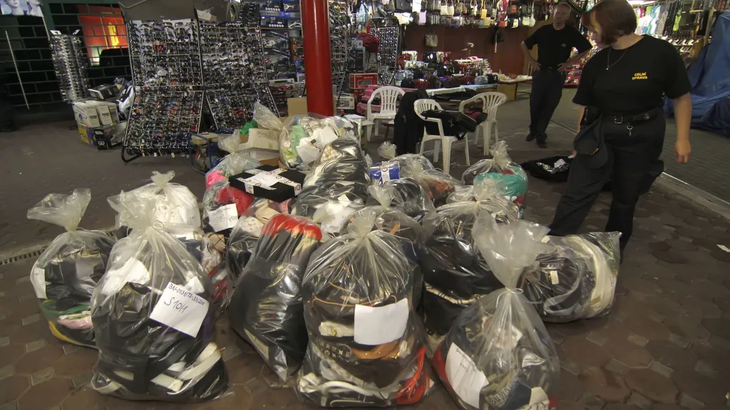 Při inspekcích kontroloři zabavují až stovky padělků