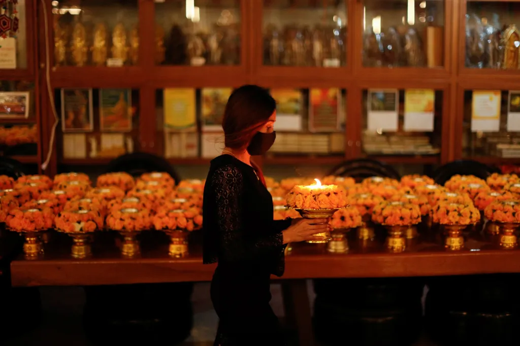 Oslavy buddhistického svátku Vesak v chrámovém komplexu Wat Phra Dhammakaya kousek od Bangkoku