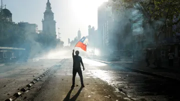 Jeden z demonstrantů v ulicích Santiaga de Chile