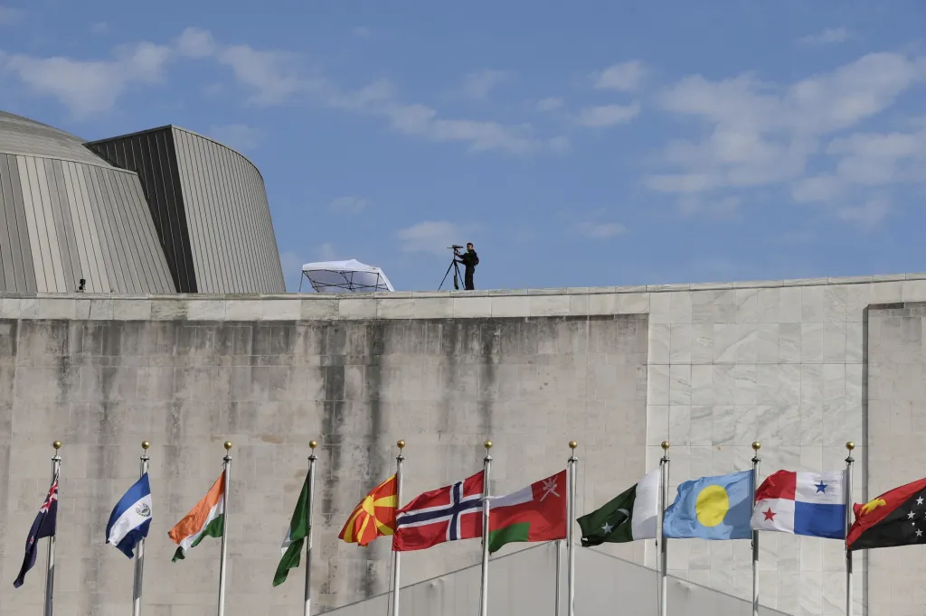 Bezpečnostní složky na střeše hlavního zasedacího sálu ústředí OSN