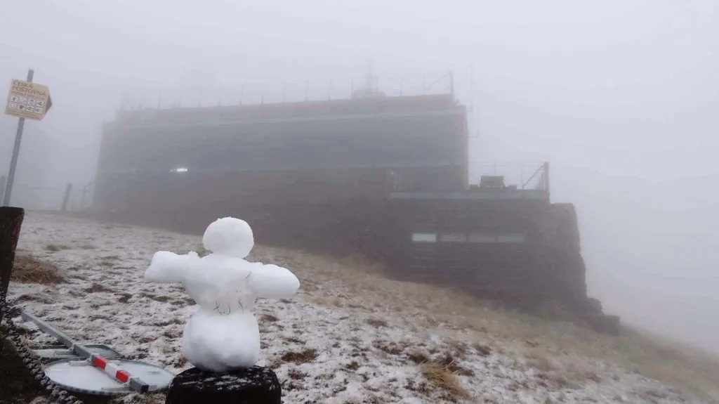 První sníh pokryl Sněžku