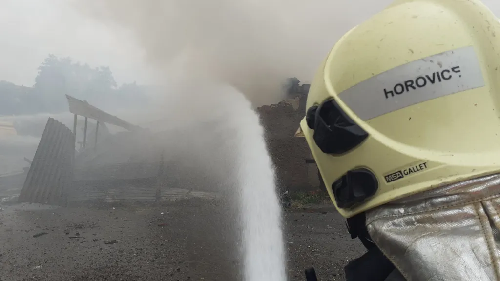 Hasiči zasahovali v Praskolesích na Berounsku u hořícího skladu pyrotechniky