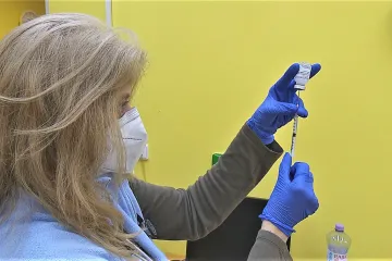 Očkovaní státní zaměstnanci by mohli dostat dva dny placeného volna. Vláda záměr projedná v pátek