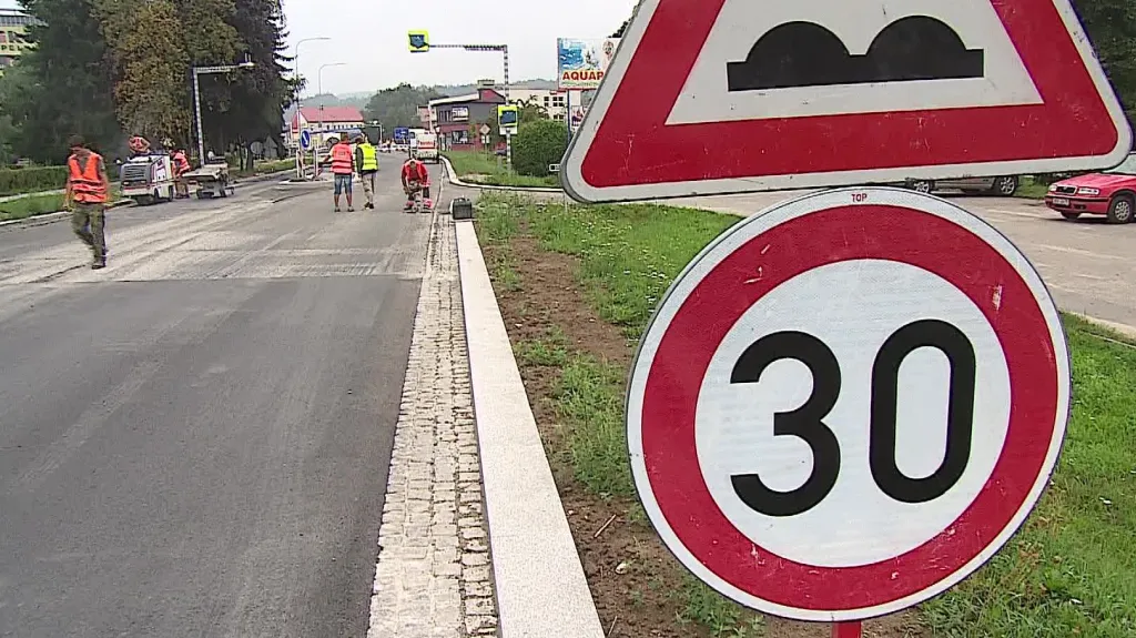 Stavbaři v Blansku frézují křivý asfalt