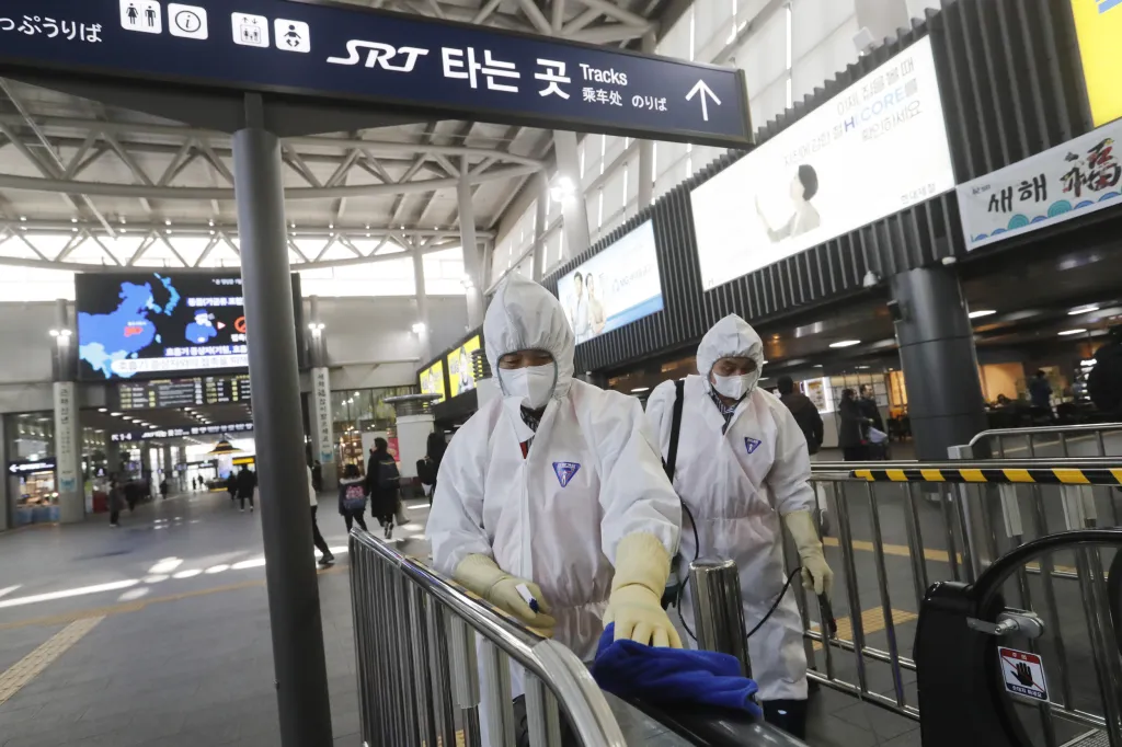 Čištění železniční stanice v Soulu v obavě před koronavirem