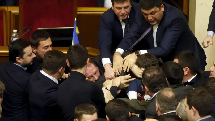 Rvačka v ukrajinském parlamentu