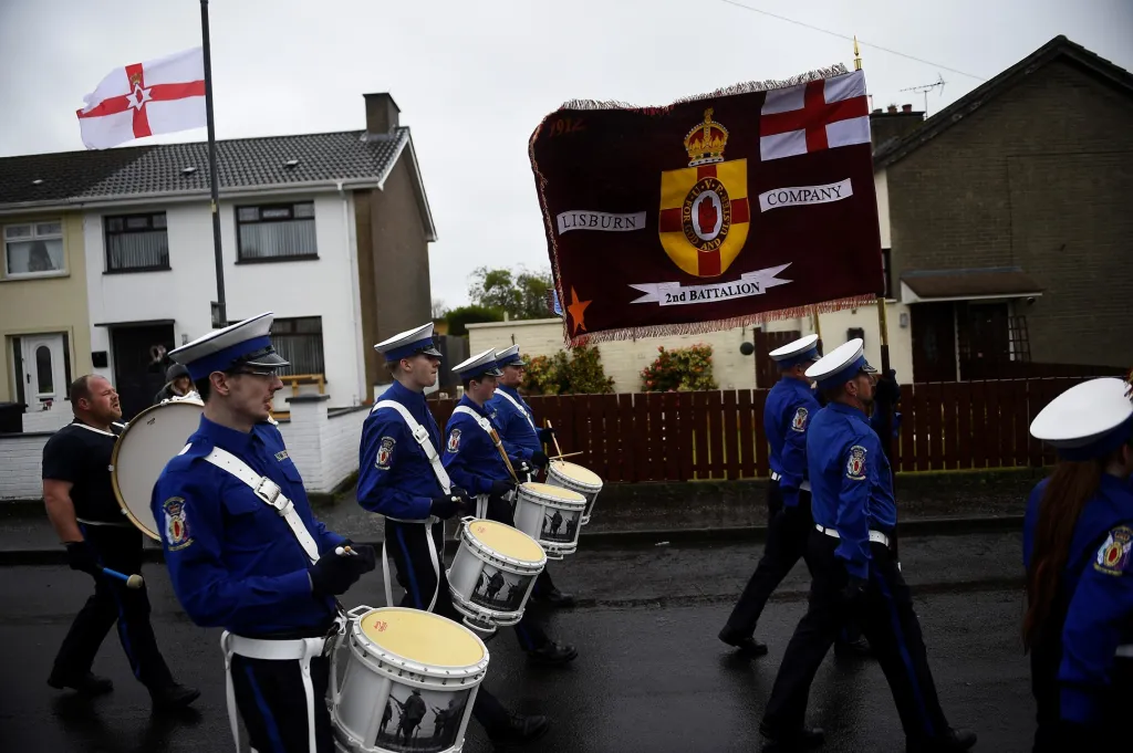 Hudební pochodová skupina prochází městem Lisburn během oslav stého výročí vzniku Severního Irska. To po roce 1921 zůstalo součástí Spojeného království Velké Británie a Severního Irska. Irsko tento akt oficiálně nikdy neuznalo