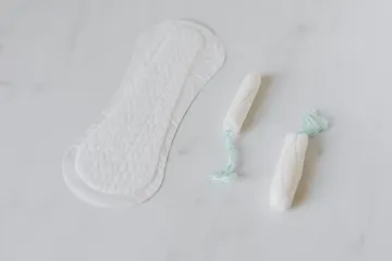 Menstruační potřeby musí být ve všech školách od ledna