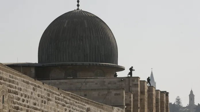 Izraelská policie na střeše mešity Al-Aksá