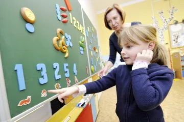 Školky praskají ve švech, ubývá proto žádostí o odklad pro malé prvňáky