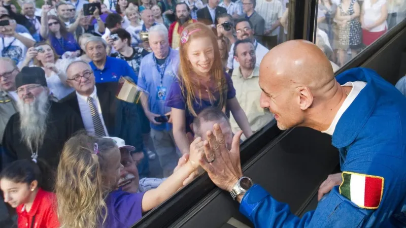 Luca Parmitano před odletem mává dceři