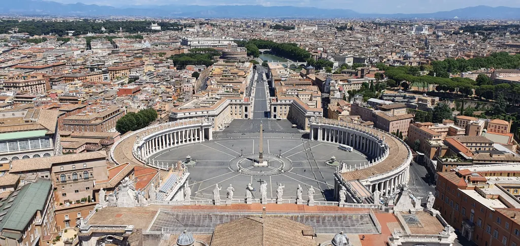 Svatopetrské náměstí a na běžné poměry liduprázdný Řím v tradičním pohledu z kupole baziliky svatého Petra