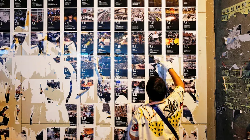 Strhávání jedné z Lennonových zdí