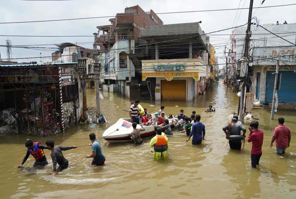 Silný přívalový déšť způsobil záplavy v několik čtvrtích města Hajdarábád v Indii. Několik stovek lidí muselo být z oblasti evakuováno. Povodně byly tak rozsáhlé, že si velká voda odnesla životy nejméně patnácti místních obyvatel
