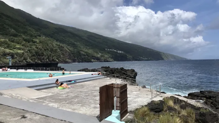 Bazén vybudovaný na pobřeží vedle přírodního koupaliště