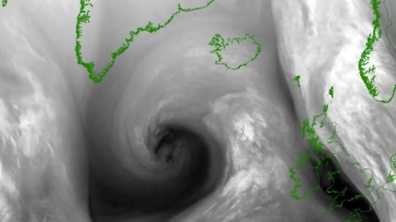 Hluboká tlaková níže jižně od Grónska