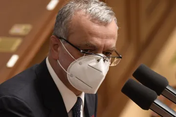 „Nebudu se schovávat za imunitu“. Kalousek se ve sněmovně omluvil za návštěvu zavřené restaurace 