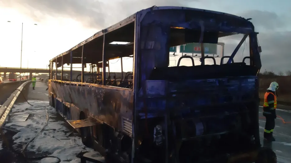Požár autobusu u dálnice D1