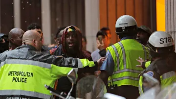 Policie brání odpůrci nacionalistů, aby se přiblížil k radikálům