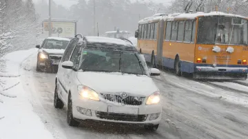 Sníh způsobil dopravní komplikace