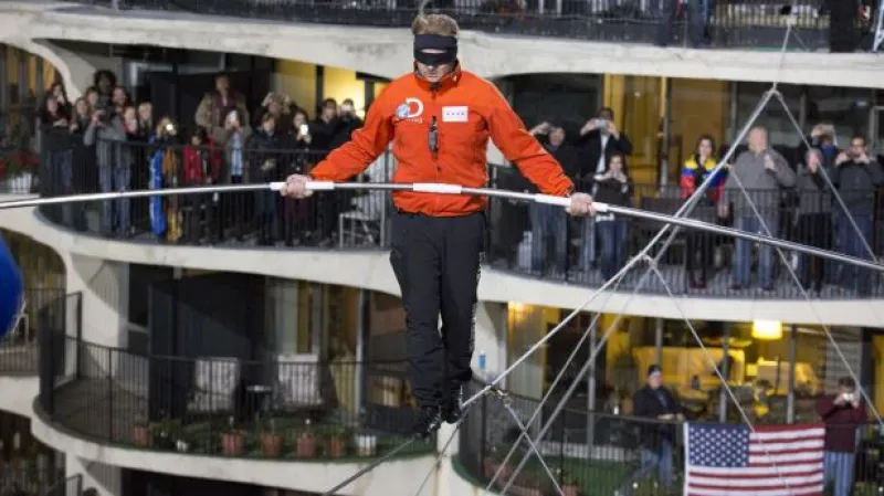 Provazochodec zvládl přejít mezi mrakodrapy v 200metrové výšce