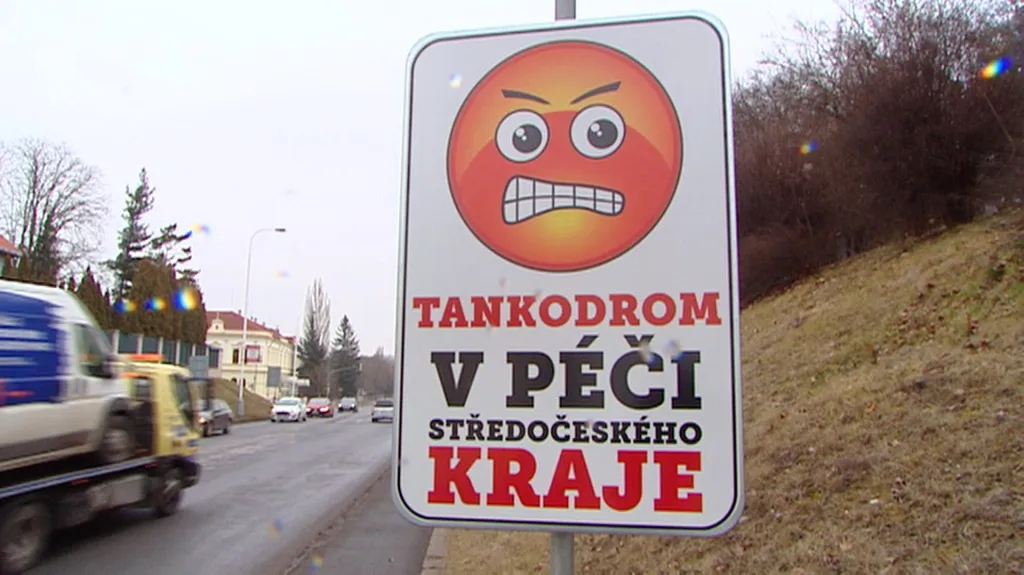 Cedule upozorňující na rozbitou silnici